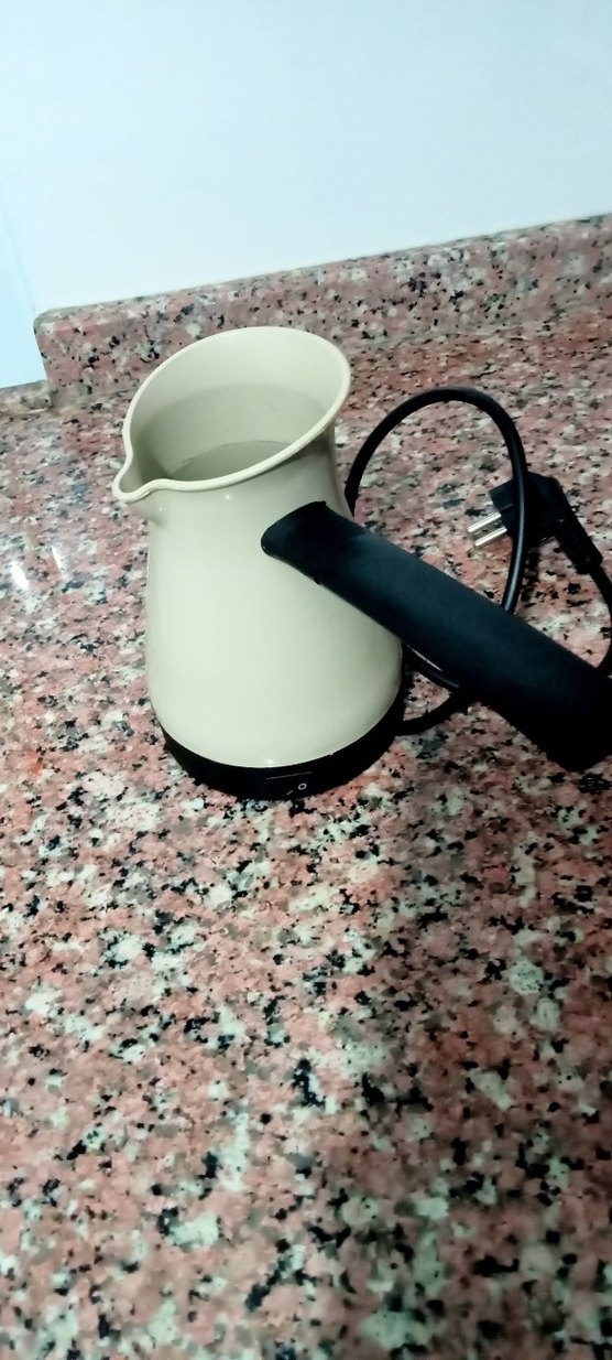 Beyaz ve Gri Elektrikli Cezve - Görsel 2