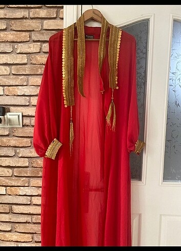 kırmızı sarı işlemeli abaya