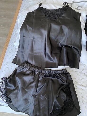 Siyah saten pijama takımı