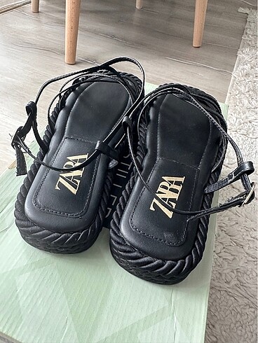 37 Beden siyah Renk Zara ipli sandalet