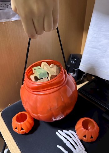 Cadılar Bayramı Balkabağı Süsleri ve İskelet Eli