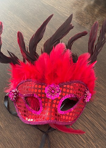 Kırmızı Pullu Tüylü Parti Maskesi - Görsel 2