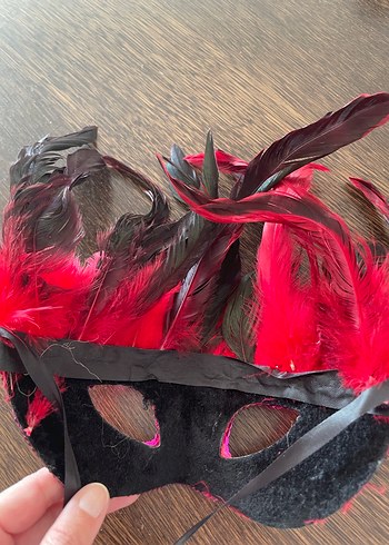 Kırmızı Pullu Tüylü Parti Maskesi - Görsel 5