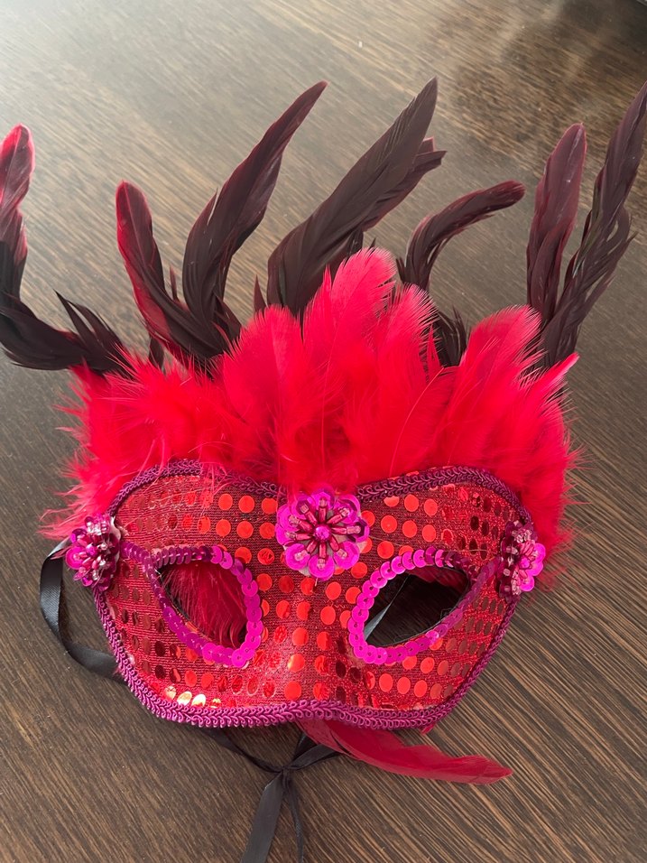 Kırmızı Pullu Tüylü Parti Maskesi - Görsel 2