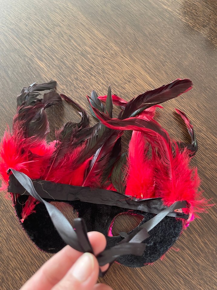 Kırmızı Pullu Tüylü Parti Maskesi - Görsel 4