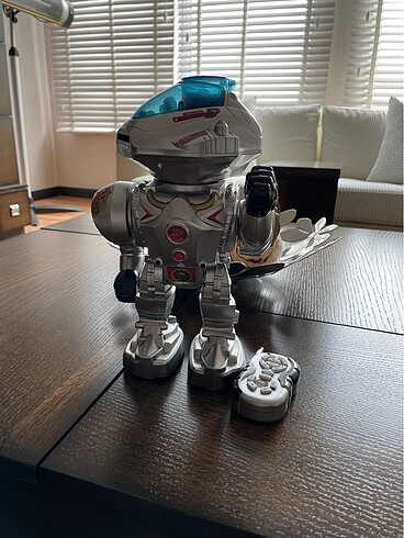 Türkçe Konuşan Dans Eden Disk Atan Robot