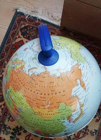 Işıklı Dünya Siyasi Küresi ve Yıldızlar 