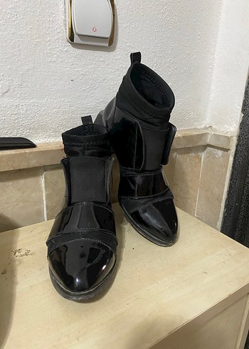 Siyah Tokalı Blok Topuklu Kadın Bot