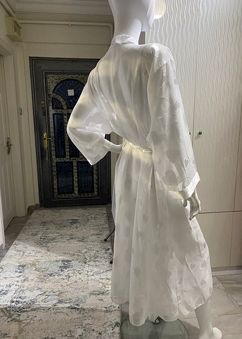 Uzun Beyaz Bağlamalı Kadın Sabahlık - Görsel 4