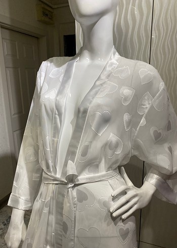 Uzun Beyaz Bağlamalı Kadın Sabahlık - Görsel 2