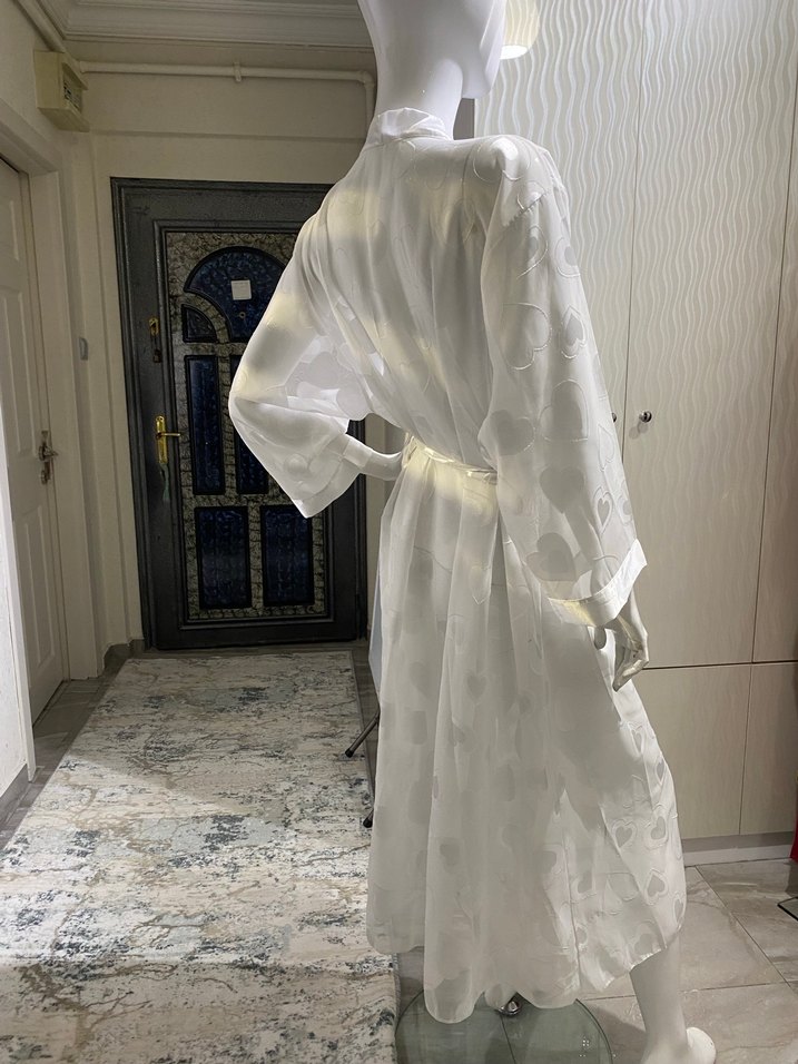 Uzun Beyaz Bağlamalı Kadın Sabahlık - Görsel 4