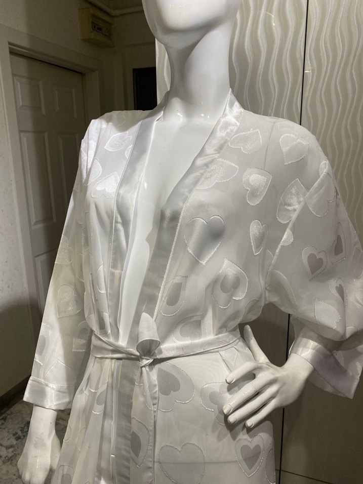 Uzun Beyaz Bağlamalı Kadın Sabahlık - Görsel 2