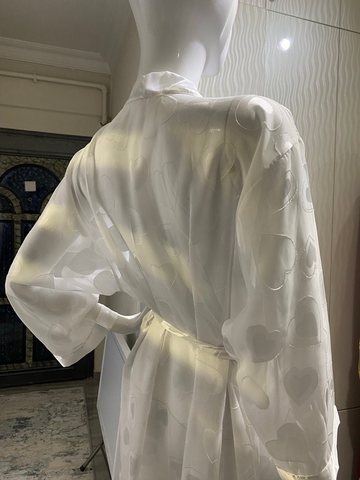 Uzun Beyaz Bağlamalı Kadın Sabahlık - Görsel 3