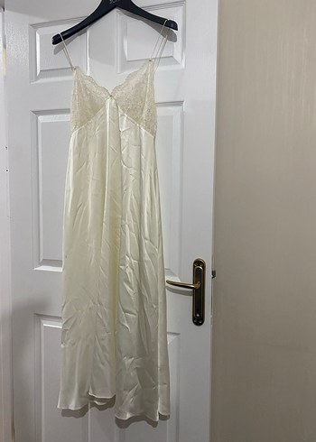 Uzun Beyaz Saten Gecelik Sabahlık - Görsel 3