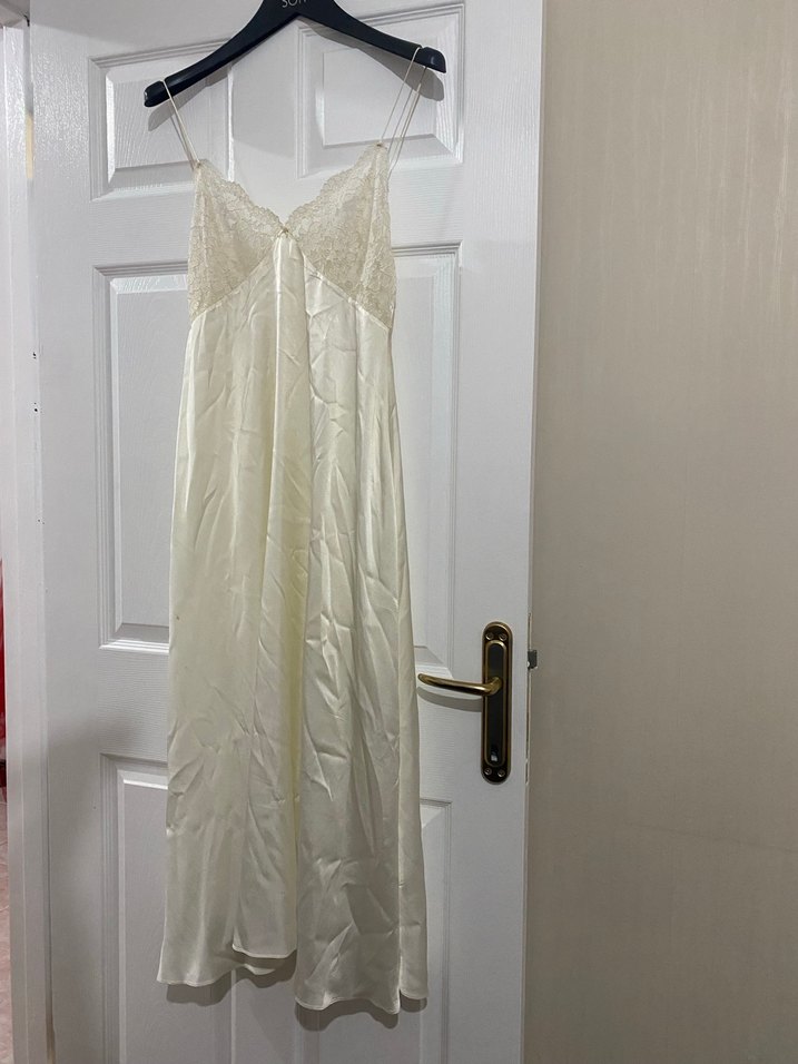 Uzun Beyaz Saten Gecelik Sabahlık - Görsel 3