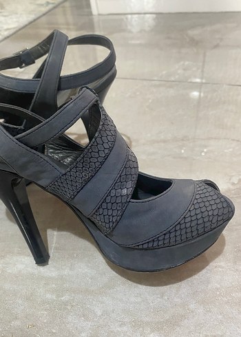 Gri Yılan Desenli Platform Topuklu Kadın Ayakkabı - Görsel 2