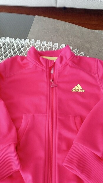 Adidas 5_6 yaş için hırka kızlar içindir.