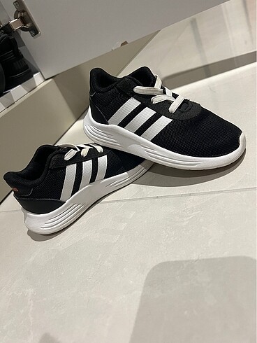 24 Beden Adidas Çocuk Ayakkabısı