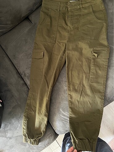 Asker yeşili alttan büzmeli paraşüt pantolon