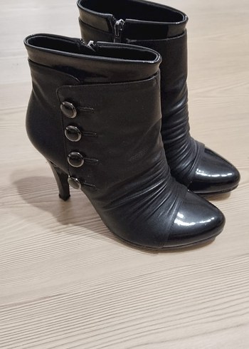 Siyah Deri Tokalı Yüksek Topuklu Goth Botlar