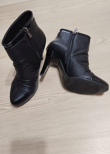 Polaris Siyah Deri Tokalı Yüksek Topuklu Goth Botlar