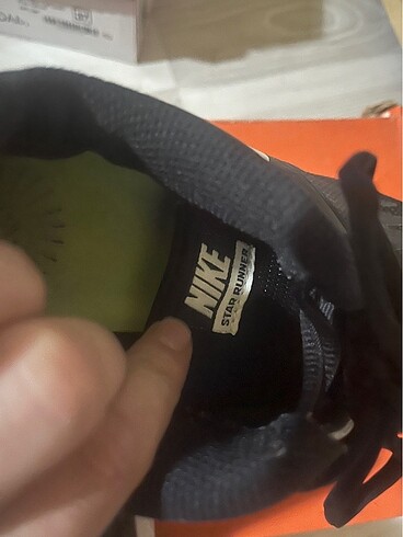 Nike Hafif söküğü var resimde gösterdiğim gibi başka hiçbir sorunu yo