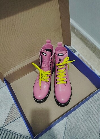 Via Delle Rose pembe bot