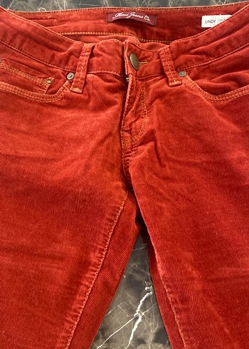 Düğmeli Kırmızı Süet Kadın Pantolon - Görsel 2