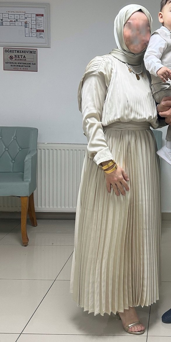 Bej Piliseli Uzun Kadın Elbise (Melike tatar) - Görsel 3