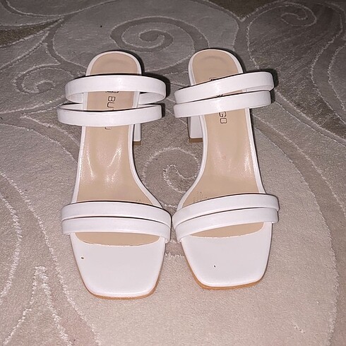 Beyaz Topuklu Ayakkabı/Sandalet