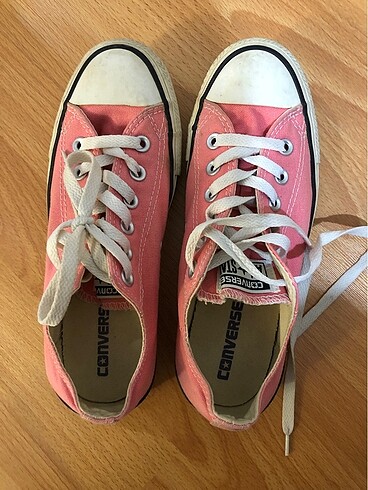 Pembe Converse
