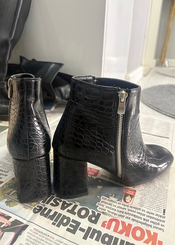 Parlak Siyah Yılan Derisi Desenli Kadın Bot - Görsel 3