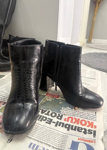 Parlak Siyah Yılan Derisi Desenli Kadın Bot - Görsel 2