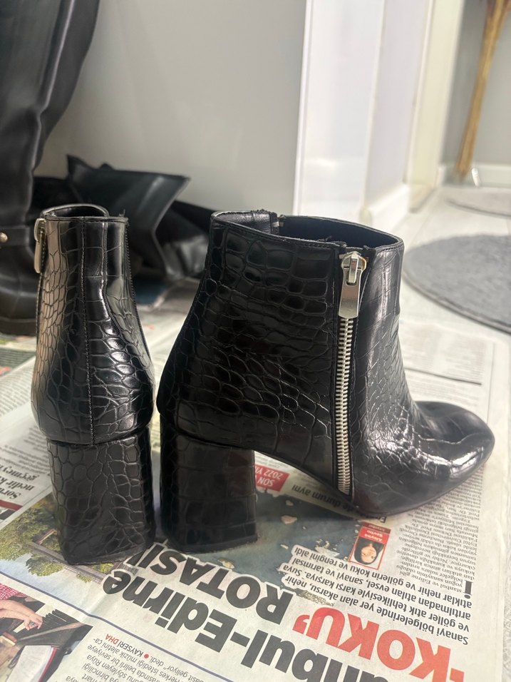 Parlak Siyah Yılan Derisi Desenli Kadın Bot - Görsel 3