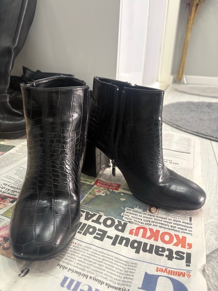 Parlak Siyah Yılan Derisi Desenli Kadın Bot - Görsel 2