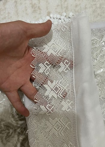 İşlemeli Beyaz Parlak Masa Örtüsü