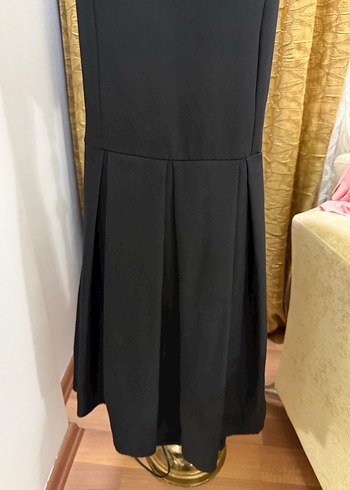 Siyah midi sırt dekolteli pileli elbise - Görsel 2