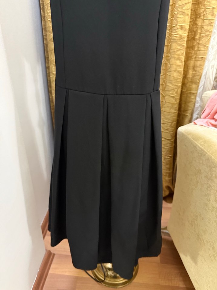 Siyah midi sırt dekolteli pileli elbise - Görsel 2