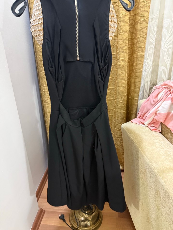 Siyah midi sırt dekolteli pileli elbise - Görsel 3