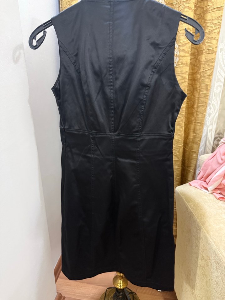 Siyah V Yaka Kemerli Midi Elbise saten - Görsel 3