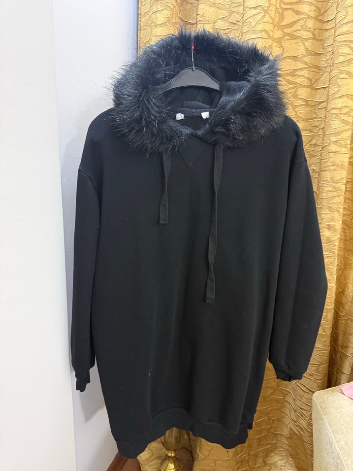 Kürk Detaylı Siyah Kapüşonlu Sweatshirt Elbise - Görsel 4