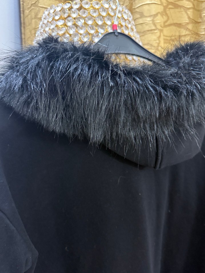 Kürk Detaylı Siyah Kapüşonlu Sweatshirt Elbise - Görsel 3