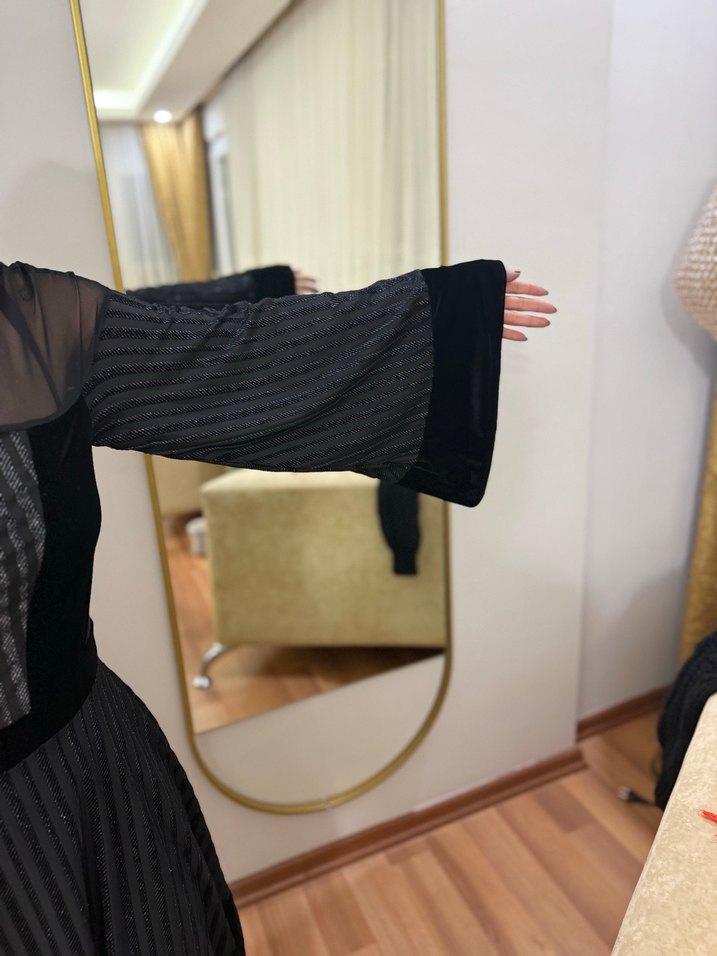 Siyah Pilili Mini  Elbise ispanyol kol kadife detaylı şık - Görsel 2