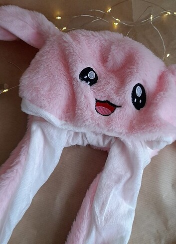 Kulakları oynayan peluş şapka