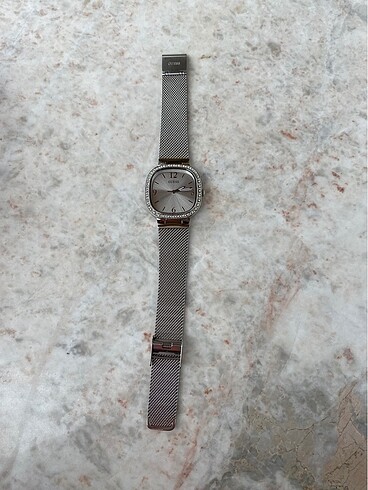 Guess guess saat
