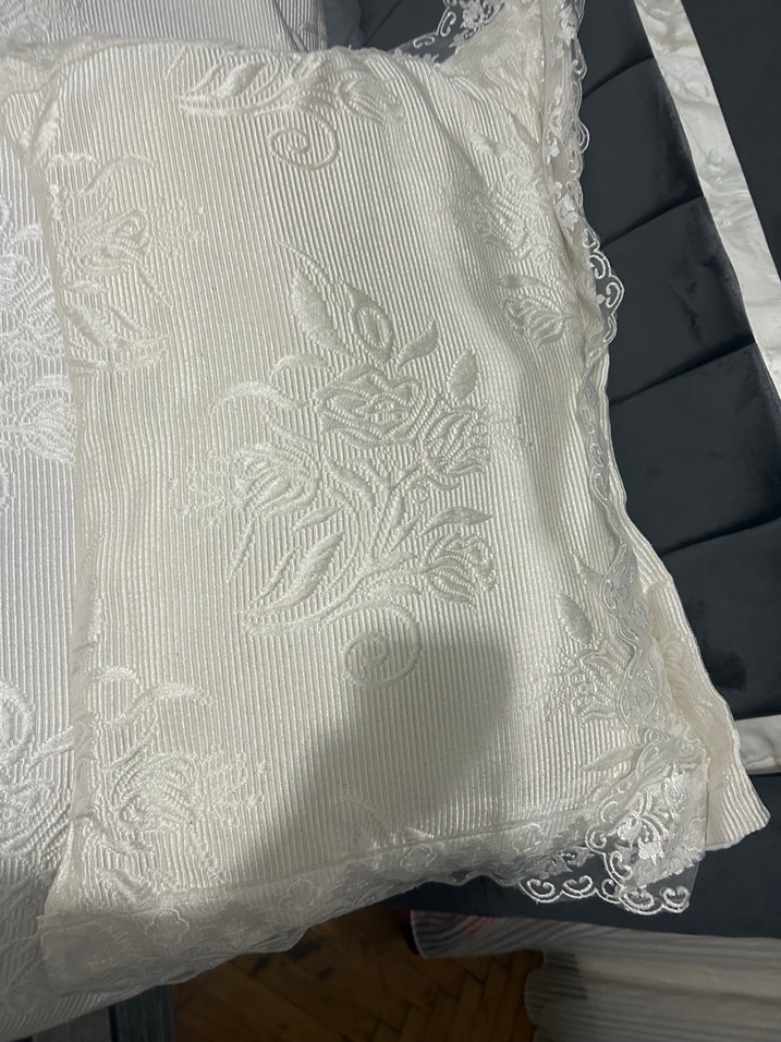 Nakışlı Beyaz Gri Yatak Örtüsü - Görsel 3