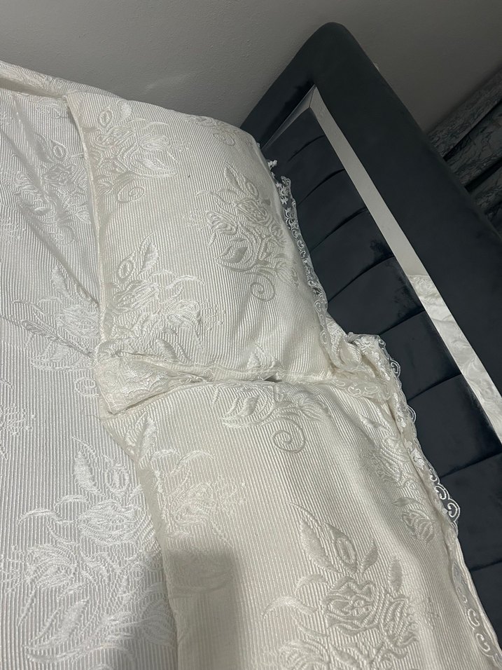 Nakışlı Beyaz Gri Yatak Örtüsü - Görsel 2