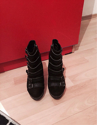 Siyah kemerli topuklu ayakkabı 