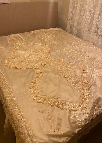  Beden İşlemeli Parlak Beyaz Yatak Örtüsü