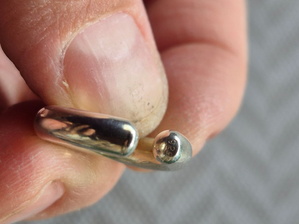 Gümüş Renk Kıkırdak Küpe - Görsel 2